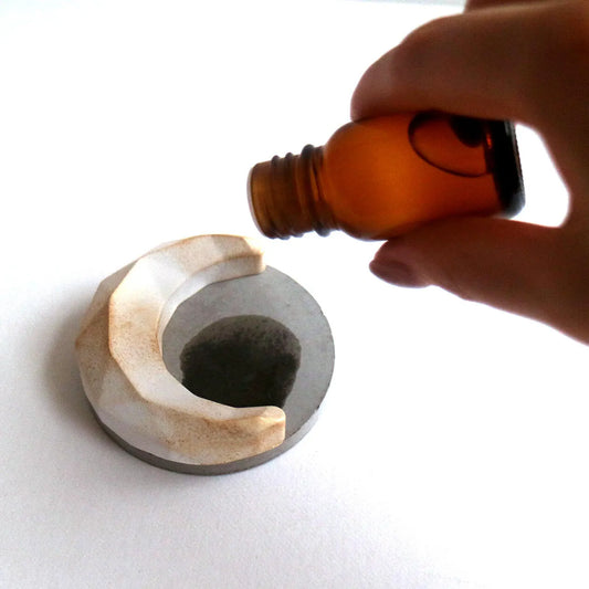 6月の満月をイメージしたカラーで作られた三日月のアロマストーン Strawberry moon