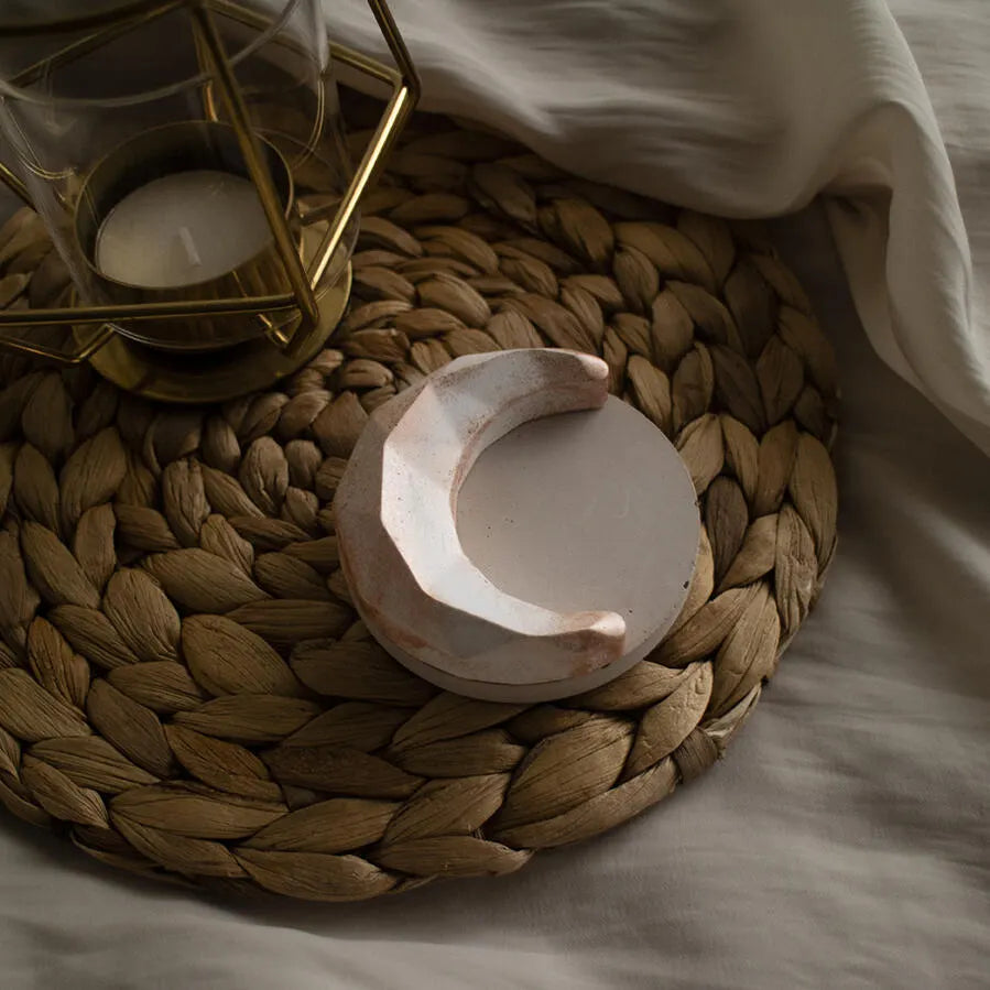 【期間限定セール|20%OFF】6月の満月をイメージしたカラーで作られた三日月のアロマストーン Strawberry moon