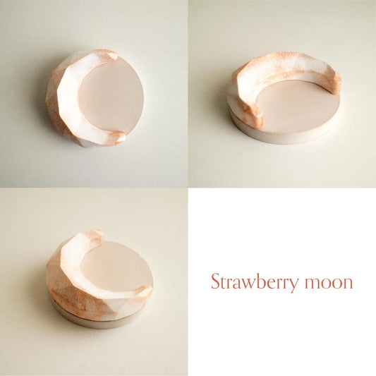 6月の満月をイメージしたカラーで作られた三日月のアロマストーン Strawberry moon